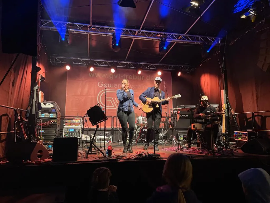 Coverbar live auf der Bühne